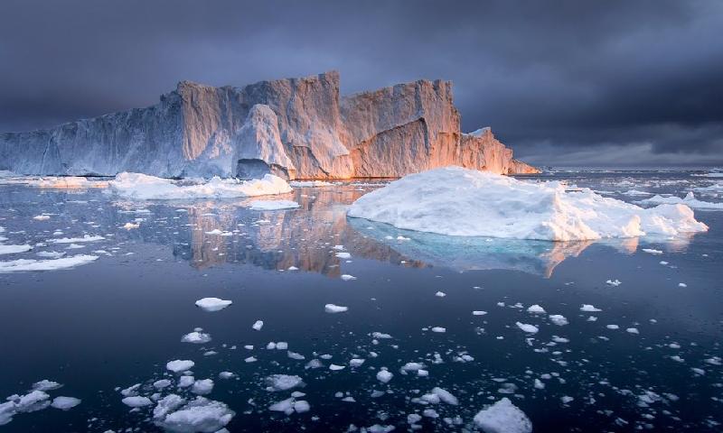 Hình ảnh những tảng băng bị vỡ được chụp bởi Kerry Koepping, ở Vịnh băng Ilulissat, phía tây Greenland.