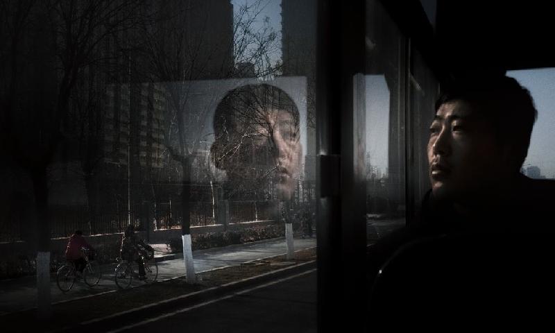 Vẻ trầm ngâm của một người đàn ông ngồi trong xe buýt ở thành phố Thạch Gia Trang, tỉnh Hà Bắc, Trung Quốc. Thạch Gia Trang nằm cách Bắc Kinh 320 km về phía nam, được coi là một trong những thành phố ô nhiễm nhất châu Á. Ảnh: Arek Rataj.