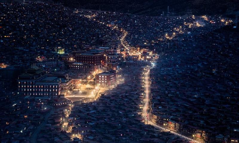 Hình ảnh tuyệt đẹp về Học viện Phật giáo lớn nhất thế giới - Larung Gar, Tây Tạng, khi đêm xuống. Ảnh: Yuen Hung Neoh.