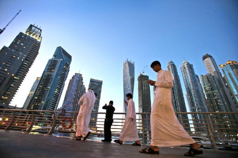 Theo AP, số người nước ngoài vượt xa số dân địa phương ở Dubai. 16 năm trước, nơi đây còn là sa mạc hoang vắng, mênh mông. Ngày nay, thành phố lớn nhất Các tiểu vương quốc Ả rập thống nhất đã có tòa nhà cao nhất thế giới - Burj Khalifa, hơn 150 tòa nhà chọc trời. Những căn hộ nhiều triệu đô và các công trình thu hút du khách khiến Dubai trở thành trung tâm xa hoa của thế giới.