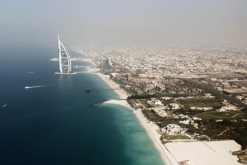 Khách du lịch có thể nghỉ tại những khách sạn sang trọng, chẳng hạn như khách sạn Burj Al Arab độc đáo ở ngoài khơi.