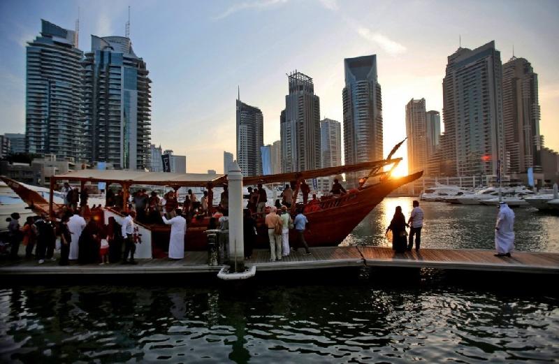 Trước bữa tối, du khách có thể đi du thuyền ngắm mặt trời lặn quanh quận Marina.