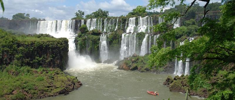 Thác Iguazu, một di sản thế giới nằm ở biên giới Argentina và Brazil, thu hút du khách không chỉ bởi vẻ đẹp hùng vĩ của dòng thác, mà còn bởi khu rừng rậm rạp với hàng nghìn loài động thực vật sinh sống. Ảnh: 