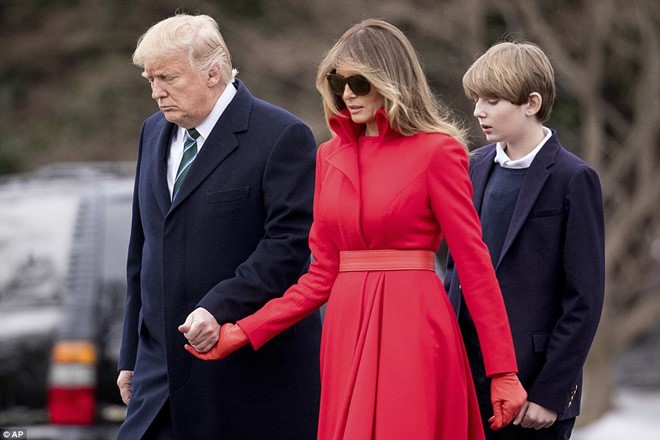 Ông Trump đoàn tụ cùng vợ và con trai cuối tuần vừa rồi, trước khi cả gia đình cùng tới khu nghỉ dưỡng Mar-a-Lago ở bang Florida. Ảnh: