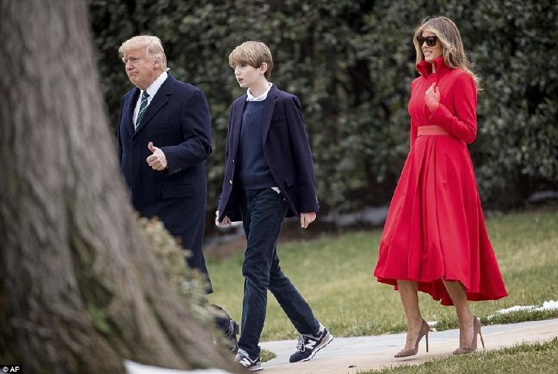 Ngày 17/3, Barron Trump lần đầu tiên xuất hiện tại Nhà Trắng, trước lúc cùng gia đình đến khu nghỉ dưỡng Mar-a-Lago, Florida, Mỹ. Dự kiến sau khi hoàn thành việc học vào tháng 6, cậu sẽ cùng mẹ chuyển vào đây sống. Ảnh: 