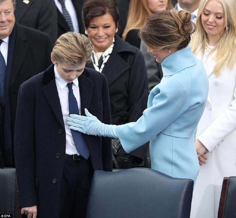 Hình ảnh Barron được mẹ - cựu người mẫu Melania Trump - chỉnh sửa trang phục trong lễ nhậm chức của Tổng thống Donald Trump. Ảnh: 