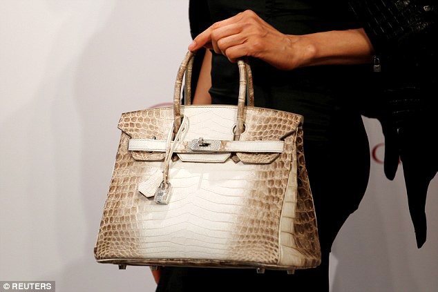 Himalayan Crocodile Birkin Bag là mẫu túi làm từ da cá sấu bạch tạng, được nạm 245 viên kim cương với móc khóa làm bằng vàng trắng 18 carat. Đây cũng là một trong những mẫu túi đắt đỏ nhất thế giới. Bởi theo nhà đấu giá Christie's, mỗi năm chỉ có khoảng 1-2 chiếc túi Himalayas được sản xuất trên toàn cầu. 