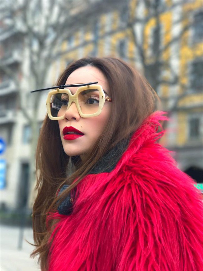Trước đó không lâu tại chuyến đi Milan than dự Tuần lễ thời trang Milan 2017, Hồ Ngọc Hà đã gây ấn tượng mạnh với một chiếc kính 2 màu mắt gọng vuông to bản.