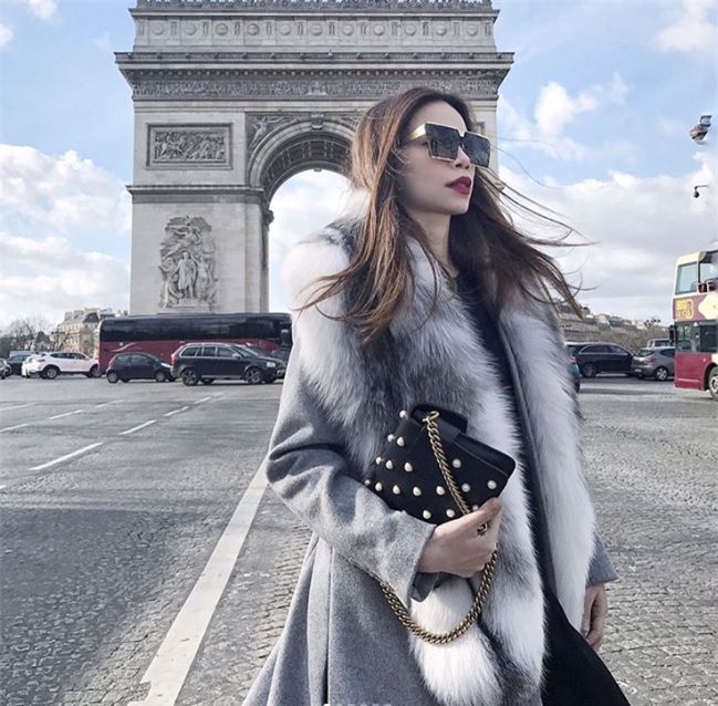 Xuất hiện tại Tuần lễ thời trang Paris 2017, Hà Hồ đắng cấp với áo khoác lông và túi Gucci, và đương nhiên món phụ kiện thu hút sự chú ý tiếp tục là thiết kế kính mắt "vuông thành sắc cạnh" của người đẹp.