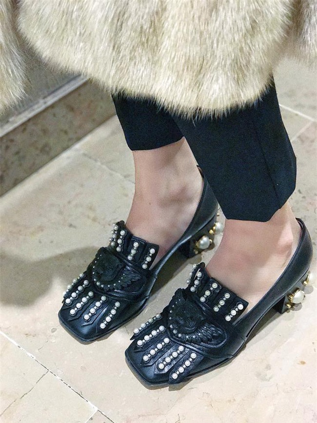 Thêm một đôi giày độc đáo được Hà Hồ diện trong chuyến đi Pháp vừa qua. Giày loafer da đen với rất nhiều những chi tiết cầu kỳ thêm thắt - một thiết kế của nhà mốt Gucci.