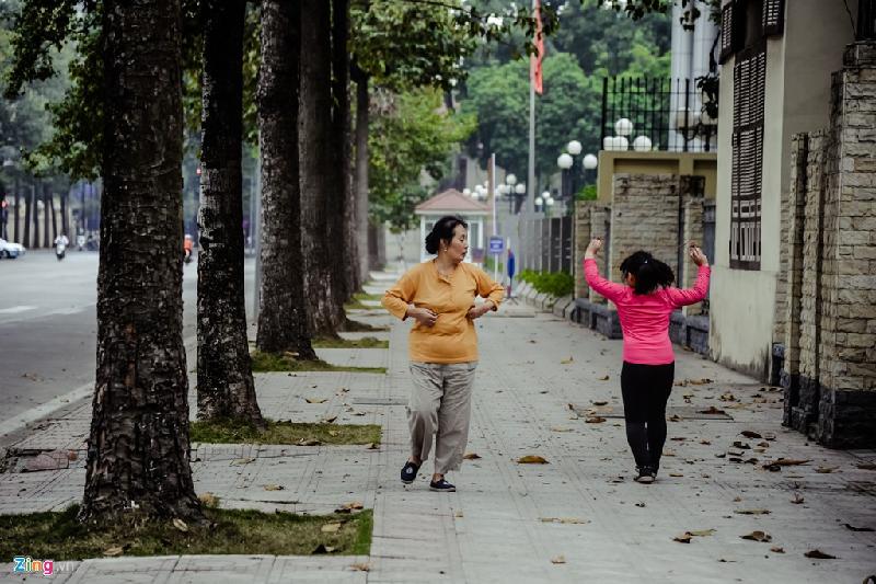 Bà Hoa và cháu gái thường xuyên tập thể dục trên vỉa hè đường Hùng Vương.