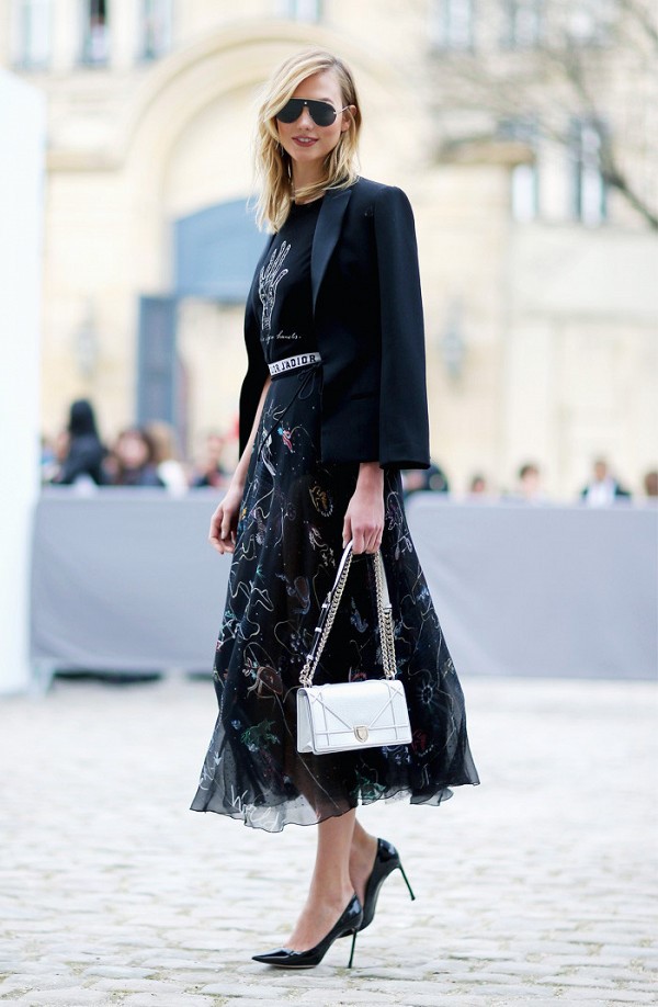 Người mẫu Karlie Kloss nữ tính với hàng hiệu Dior. 