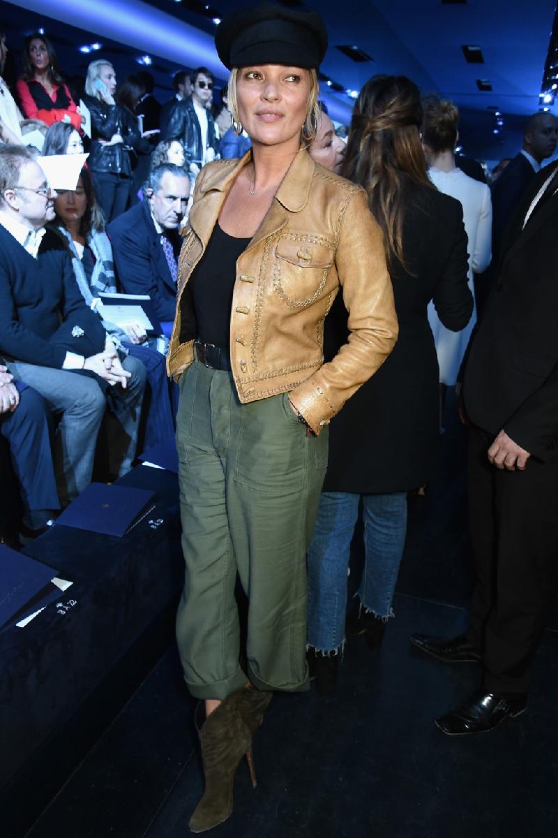 Siêu mẫu Kate Moss chọn phong cách trẻ trung, cá tính với jacket da và mũ baker boy. 
