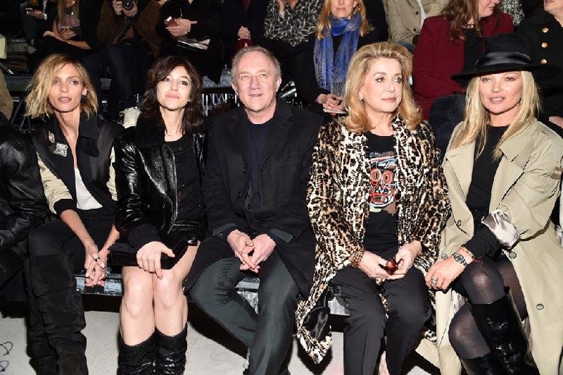 Kate Moss cùng các khách mời tham dự show Saint Laurent tại Paris. 