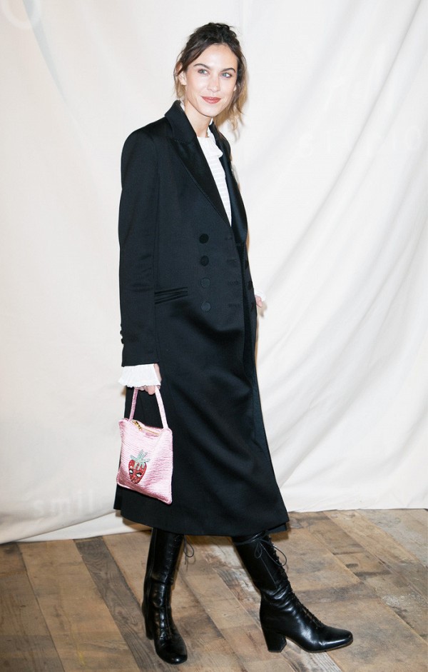Người mẫu Alexa Chung phối đồ nhã nhặn với hai tông màu đen - trắng cơ bản. Điểm nhấn cho set trang phục là phụ kiện túi xách nhỏ xinh. 