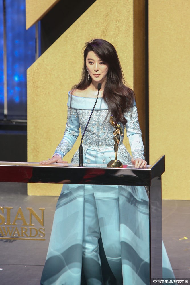 Tối 21/3, lễ trao giải Asian Film Awards diễn ra tại Hong Kong với sự có mặt của nhiều nghệ sĩ nổi tiếng. Phạm Băng Băng đăng quang Ảnh hậu khi ẵm giải Nữ diễn viên chính xuất sắc nhờ