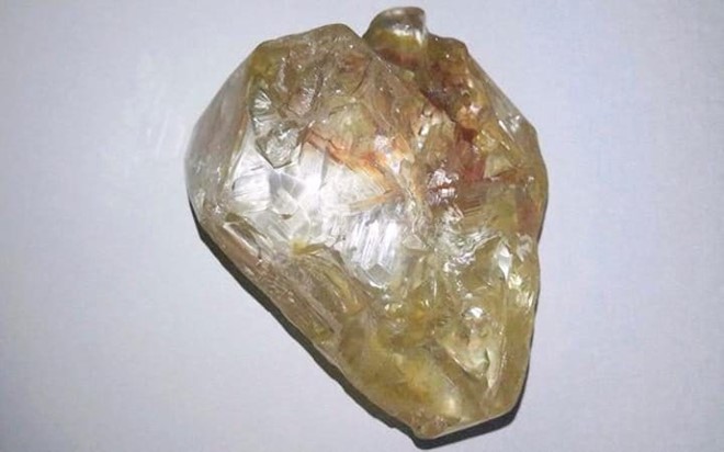 Viên kim cương 706 carat được tìm thấy bởi một mục sư ở Sierra Leone. Ảnh: