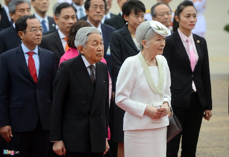 Sáng 1/3, Nhà vua Akihito và Hoàng hậu Michiko đến đặt vòng hoa và viếng lăng Chủ tịch Hồ Chí Minh. Bà chọn bộ cánh có phom dáng tương tự, chỉ khác màu sắc và kết hợp cùng vòng ngọc trai. Ảnh: 