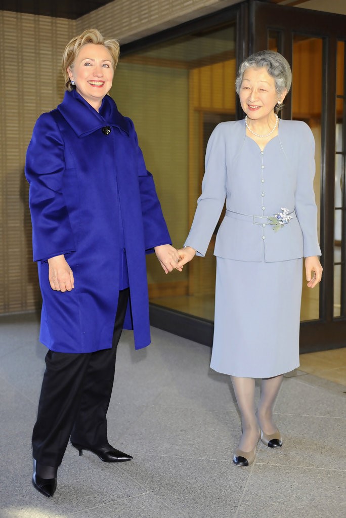 Một chiếc thắt lưng đơn giản hoặc kiểu cách, giúp tạo điểm nhấn ở eo, cũng được hoàng hậu rất yêu chuộng. Đây là hình ảnh trong chuyến thăm Nhật Bản hồi năm 2009 của bà Hillary Clinton. Ảnh: