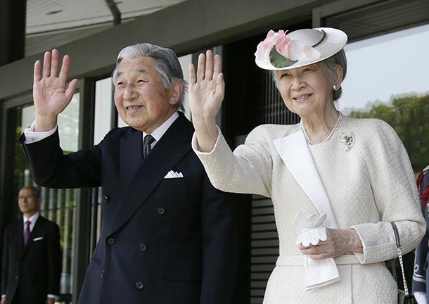 Tủ đồ của Hoàng hậu Michiko đa số là những tông màu nhã nhặn. Ảnh: 