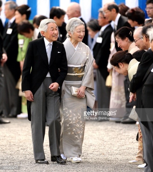 Hoàng Hậu diện trang phục truyền thống, sánh bước bên Nhà vua Akihito. 