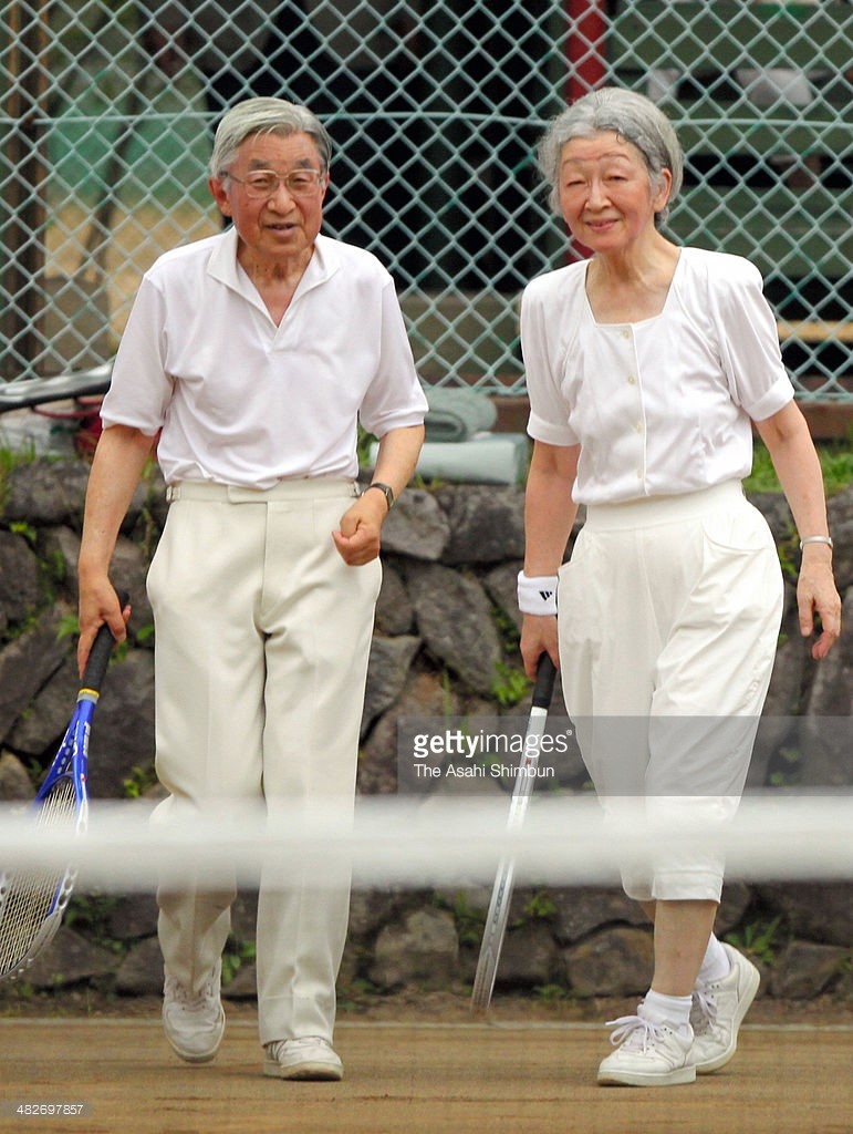 Bà còn gây bất ngờ với phong cách thời trang trẻ trung, năng động. Chuyện tình của Nhà vua và Hoàng hậu Nhật bắt đầu từ sân tennis và giờ họ vẫn chơi bộ môn này cùng nhau. 