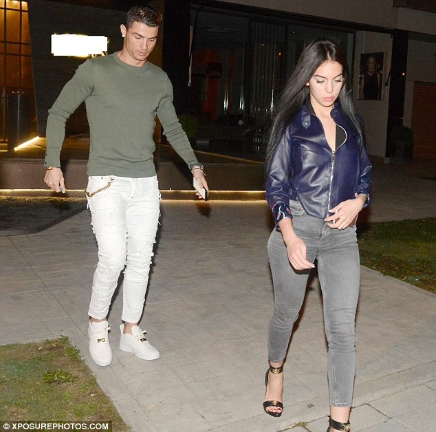 Sau chuỗi thời gian căng sức thi đấu ở 2 đấu trường La Liga và Champions League, Cristiano Ronaldo cũng có thời gian để gần gũi cô bạn gái Georgina Rodriguez. Siêu sao người Bồ Đào Nha tranh thủ thời gian rảnh rỗi để đưa bạn gái đi ăn tối ở một nhà hàng sang trọng ở thủ đô Madrid hôm 9/3.