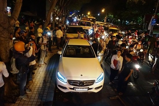 Đoàn liên ngành có mặt trên đường Lê Lai, đoạn qua trước khách sạn New World, phát hiện 2 ôtô Range Rover và Mercedes đậu dưới lòng đường nơi có bảng cấm. 