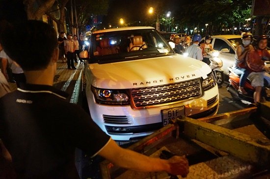 Sài Gòn: Quận 1 cẩu xe Range Rover, phá thềm gara ô tô chiếm vỉa hè
