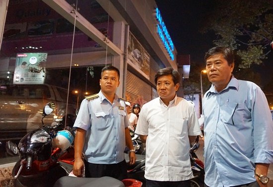 Tại gara ôtô Sài Gòn trên đường Trần Hưng Đạo, đoàn công tác phát hiện bậc thềm của doanh nghiệp này chiếm vỉa hè hơn 1 m.