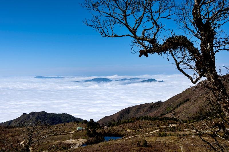 Đỉnh Chiêu Lầu Thi cao 2.402 m nằm ở xã Hồ Thầu, cách thị trấn Vinh Quang (huyện Hoàng Su Phì, tỉnh Hà Giang) 40 km.
