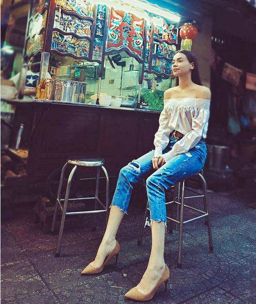 Với chiếc quần jean lửng khoe đôi chân dài, Hà Hồ kết hợp cùng áo trễ vai rất gợi cảm.