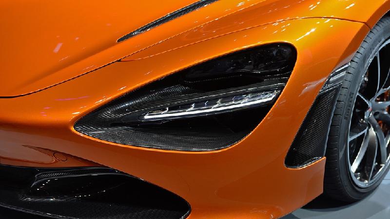 Đèn chiếu sáng của McLaren 720S được trang bị hệ thống đèn LED sử dụng công nghệ Static Adaptive Headlight. 5 bóng LED sẽ chiếu sáng vùng gần xe nhất và 12 bóng LED khác sẽ chiếu thẳng về phía trước nhưng không gây chói mắt xe đối điện.