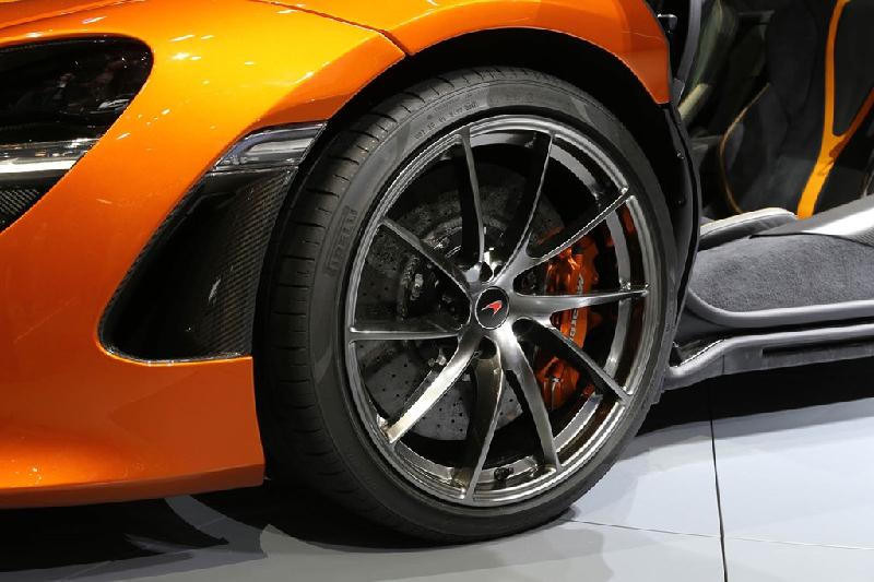 McLaren 720S có trọng lượng khá nhẹ, chỉ khoảng 1.283 kg, nhẹ hơn 18 kg so với tiền nhiệm 650S. Hệ thống điện cắt giảm đi 3 kg, hệ thống phanh tiết kiệm 2 kg, cấu trúc airbox giảm 1,5 kg và hệ thống treo mới giúp giảm đến 16 kg.