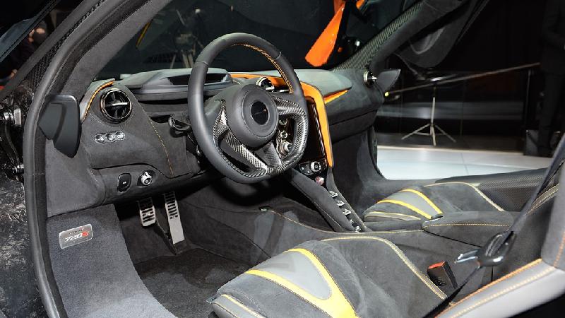 Bên trong xe, màn hình trung tâm 8 inch hiển thị thông tin, giải trí, bản đồ. Vô-lăng xe có nhiều lựa chọn màu, bao gồm cả bằng carbon hoặc bọc da Alcantara. McLaren 720S còn được trang bị cảm biển đỗ xe, camera đảo chiều hoặc camera mắt chim 360 độ.