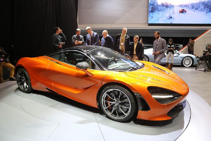 McLaren 720S có 20 màu ngoại thất và hãng đang phát triển thêm bảy màu mới. Xe sẽ đến tay khách hàng vào khoảng tháng 5 năm nay.
