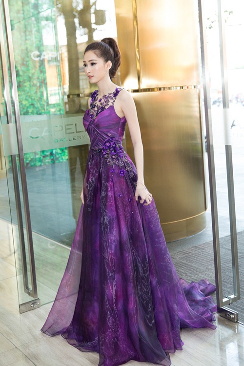 Thu Thảo xuất hiện lộng lẫy như nữ thần trong bộ váy tím tinh tế của NTK Lê Thanh Hòa.