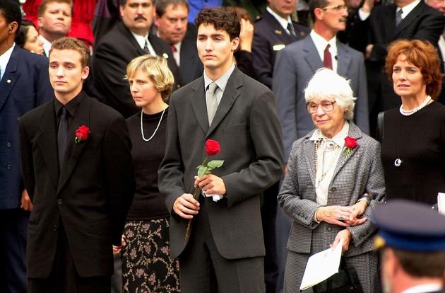 Năm 2000, Justin thu hút sự chú ý của truyền thông khi phát biểu xúc động tại lễ tang của cha. Trong một bài phỏng vấn, thủ tướng 45 tuổi từng nói rằng ông rất thích đi cắm trại cùng cha vì khi ấy ông Pierre giống với bao người bố bình thường khác. Ảnh: 