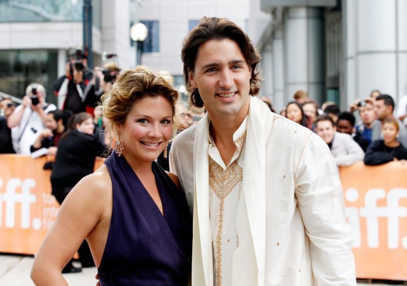 Về đời tư, vị thủ tướng đương nhiệm nổi tiếng là người chồng, người cha mẫu mực. Năm 2005, người dẫn chương trình truyền hình Sophie Grégoire trở thành vợ, sau này là phu nhân của thủ tướng được nhiều người mến mộ. Ảnh: 