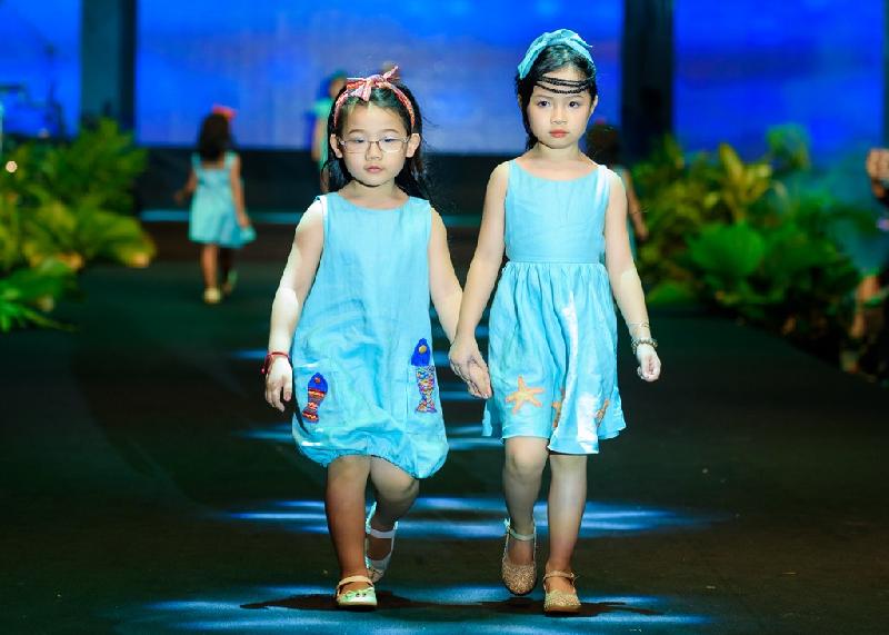 Trang phục ton sur ton dành cho các bé được các nhà mốt chú trọng ở kiểu dáng, màu sắc, chất liệu thông thoáng.
