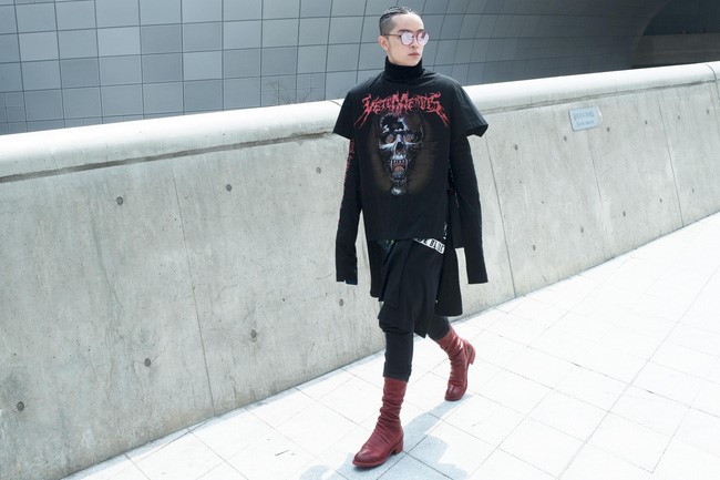 Kelbin Lei cực ngầu phía ngoài sảnh Seoul Fashion Week. Anh vẫn trung thành với gam đen và cách phối cá tính trong vài ngày qua. Kelbin Lei vừa kịp có tên trong những fashionista street style sành điệu do 