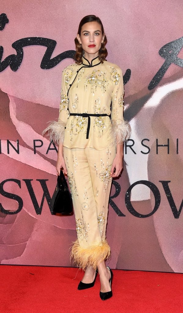 Alexa Chung với gu thời trang độc đáo điểm xuyết lông chim và thêu trên màu vàng mơ lãng mạn. 