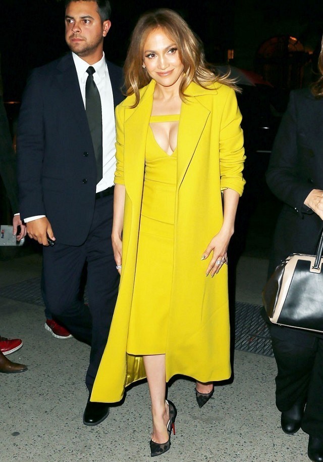 Jennifer Lopez gây ấn tượng với màu vàng neon được kết hợp cả cây khi xuống phố.