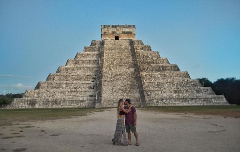 Cả hai đã ghé thăm kim tự tháp ấn tượng ở Mexico.