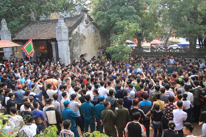 Chiều 3/3 (mùng 6/2 âm lịch), hội làng Sơn Đồng (huyện Hoài Đức, Hà Nội) với tục giằng bông diễn ra. Hàng nghìn người đã đổ về tham dự.