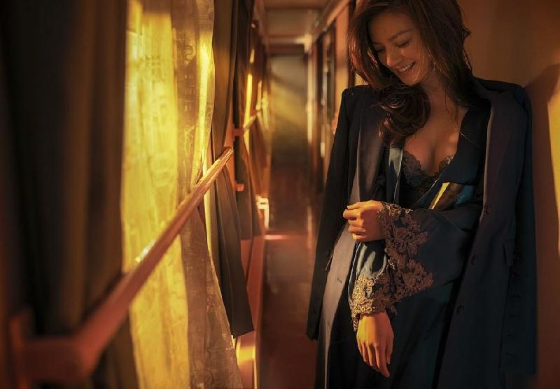 Trong mốt váy ngủ trễ nải kết hợp vest, Triệu Vy lần đầu khoe dáng gợi cảm trên tạp chí. Trước đây, nữ diễn viên chỉ cười khi liên tục bị chê vóc dáng thiếu đường cong.