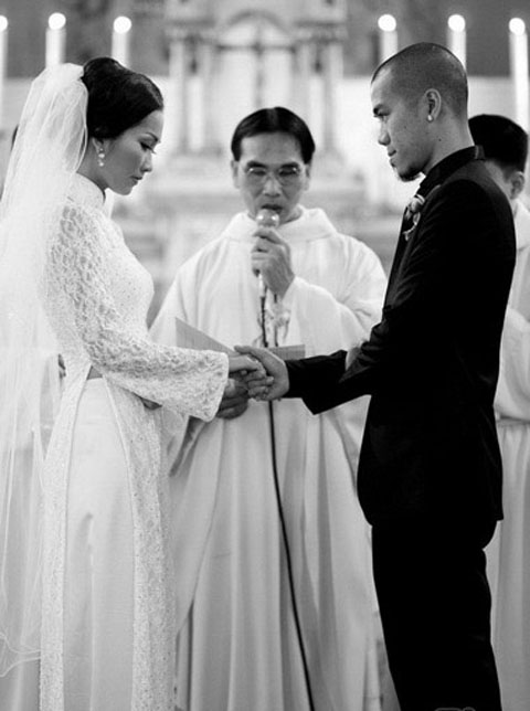Kim Hiền và chồng cũ trong lễ cưới năm 2010