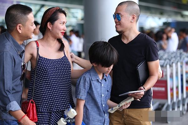 Chồng cũ ra sân bay tiễn vợ chồng Kim Hiền sang Mỹ định cư
