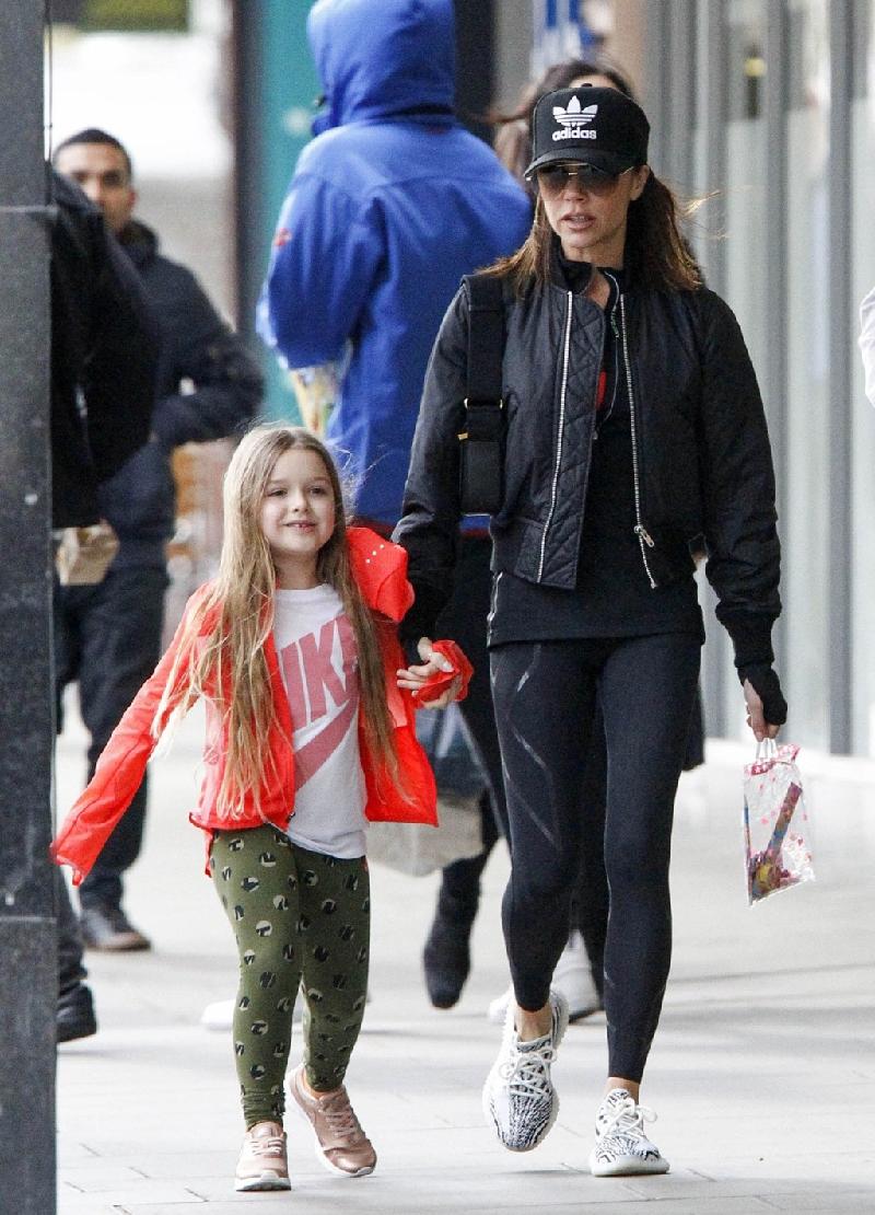Hôm 24/3, Victoria Beckham dạo phố London cùng con gái Harper. Bà mẹ bốn con gây chú ý với phong cách thời trang trẻ trung, năng động. Tạp chí 