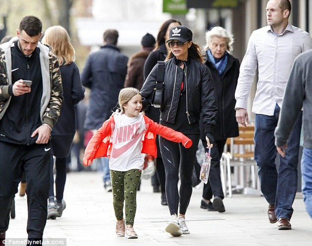 Victoria Beckham kết hợp quần legging với T-shirt, bomber jacket, giày thể thao và mũ bóng chày. Cô nhóc 5 tuổi, Harper, diện đồ hiệu Nike khỏe khoắn. 